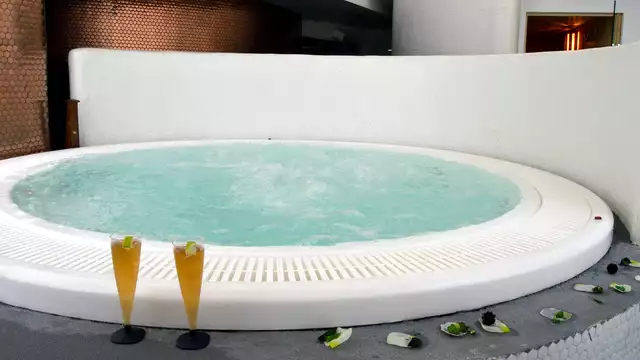 Découvrez Grenade en junior suite avec bain au pied du lit