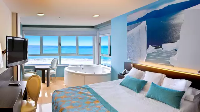 Vistas panorámicas al mar con jacuzzi en la habitación: una escapada inolvidable
