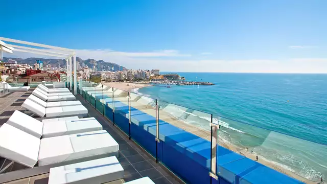 Vistas panorámicas al mar con jacuzzi en la habitación: una escapada inolvidable