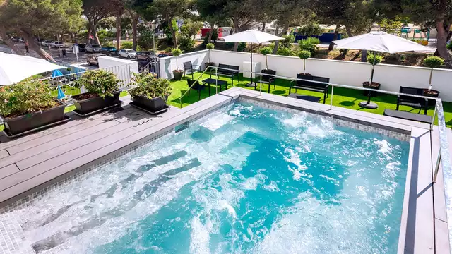 Costa Brava en un moderno hotel con desayuno en Tossa de Mar