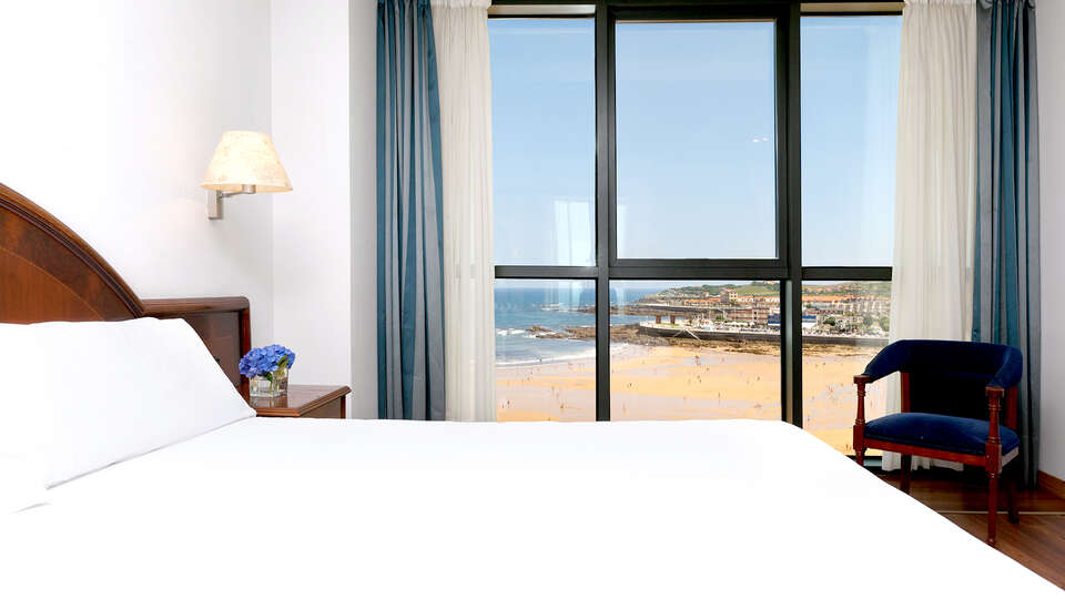Escapade romantique a Gijon en chambre avec vue sur mer et petit-dejeuner inclus