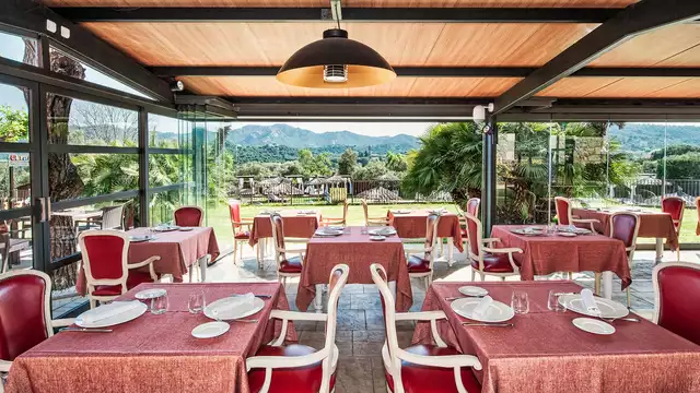 Escapada Romántica: Cena, Spa y Detalles en Mas Tapiolas