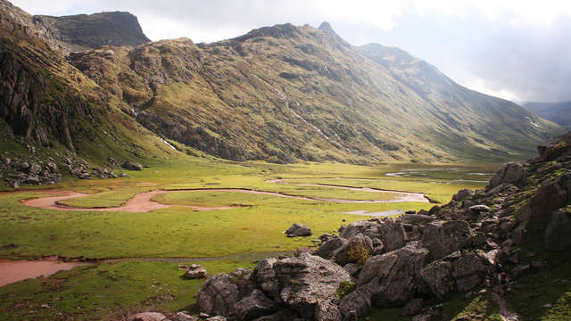 Escapada en el centro de Jaca con desayuno, botella de cava y cesta de frutas