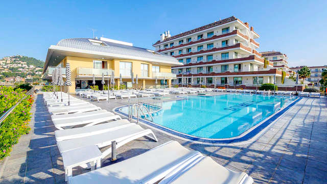 Escapada con cena y a primera linea de mar en Santa Susana