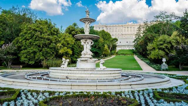 Escapada romántica frente al Palacio Real con bombones, cava y salida tardia