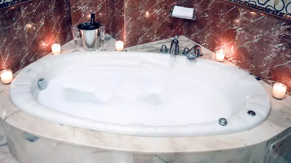 Romantisch uitje in een Suite met bubbelbad in Hellin