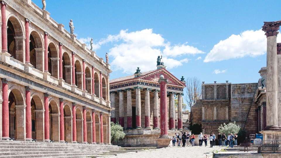 Disfruta del ambiente de glamour de la capital y visita a los sets de cine Cinecitta