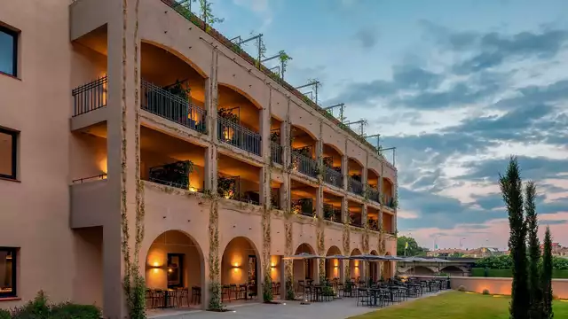 Diner en spa in Carcassonne met uitzicht op de oude stadswallen