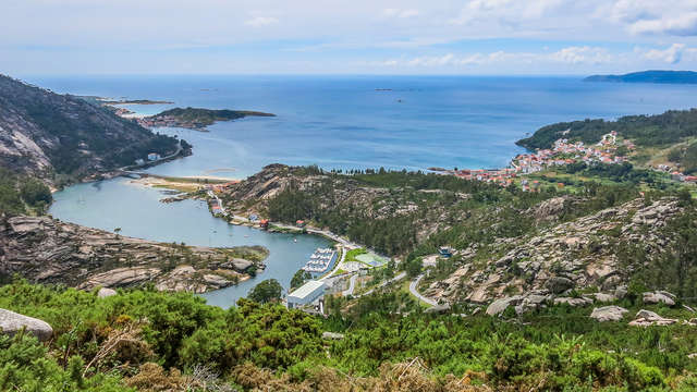 Escapada con Cena gastronómica y niño gratis a dos pasos de playa de Carnota (desde 2 noches)