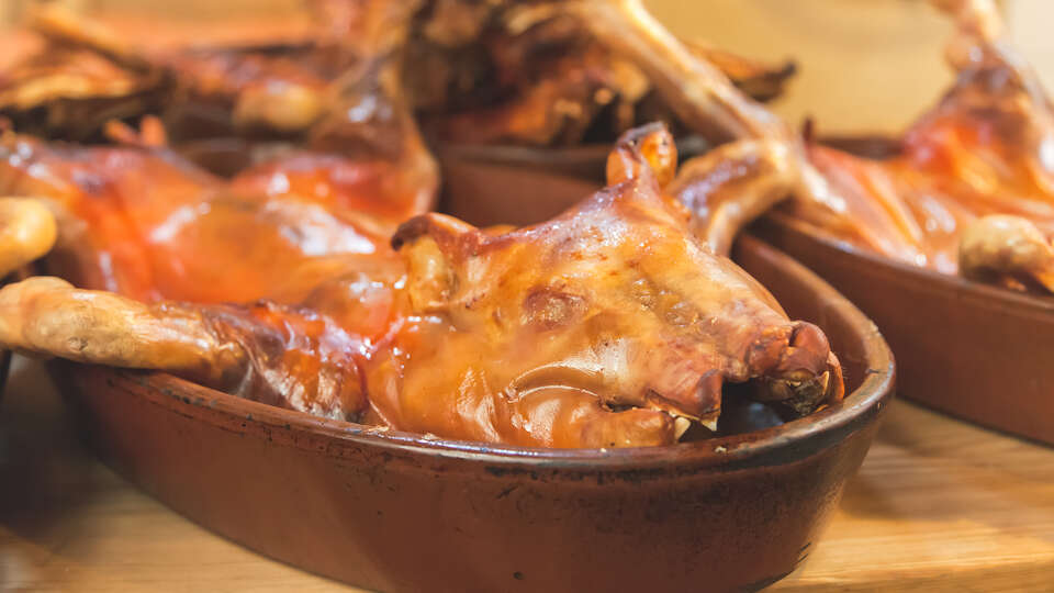 Degusta un exquisito cochinillo asado y alojate pleno centro de Segovia