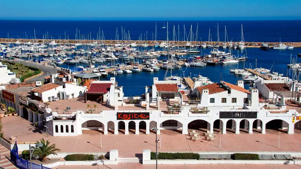 Vue merraneenne depuis les rues typiques de la vieille ville d Almeria