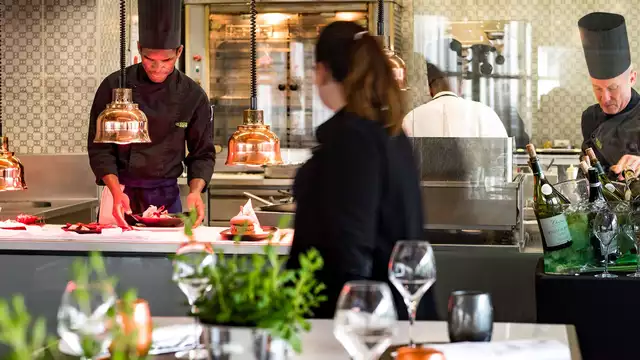 Évadez-vous dans cet hôtel 5* avec spa au cœur de Paris la Défense