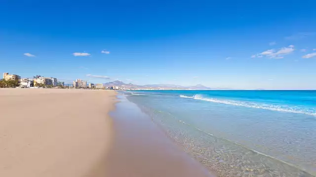Profitez des couleurs de la Méditerranée dans la ville oisive de Benidorm