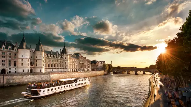 Alla scoperta di Parigi a bordo di un battello
