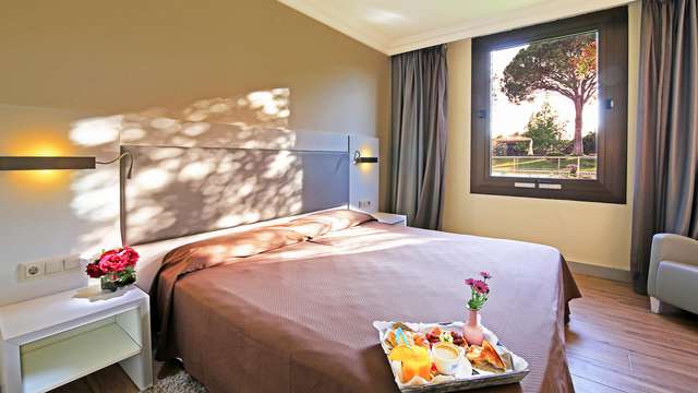 Escapada romántica con detalles en la habitación a 3 minutos del aeropuerto de Girona, Costa Brava