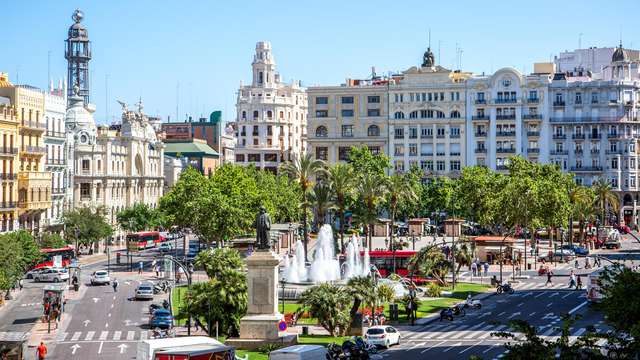 Descubre la preciosa capital del Turia en un bonito hotel a pocos pasos del centro
