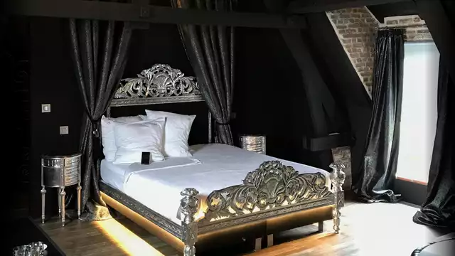 Profitez sensuellement l'un de l'autre dans un hôtel de luxe