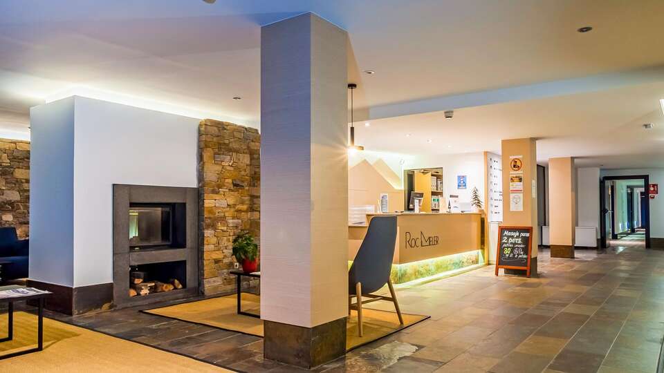 Spa et chambre avec vue sur la montagne en Andorre