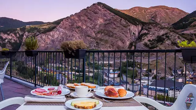 Spa et chambre avec vue sur la montagne en Andorre