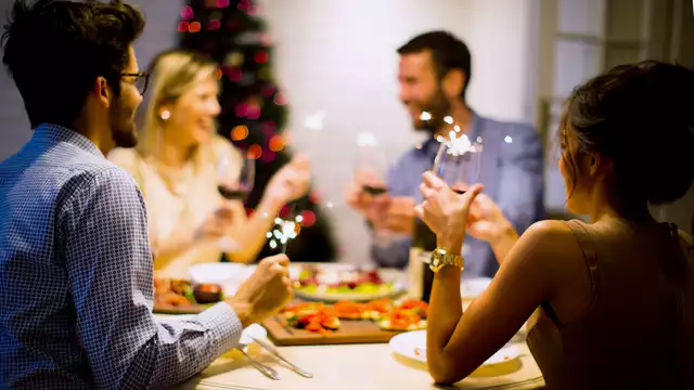 Le réveillon du Nouvel An devant le Port Vell de Barcelone avec un dîner de gala et raisins