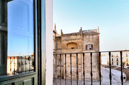 Élégance et romance dans un palais rénové surplombant la cathédrale de Coria