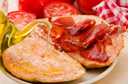 Escapade Gastronomique: Profitez d'un dîner typique catalan dans un hôtel charmant