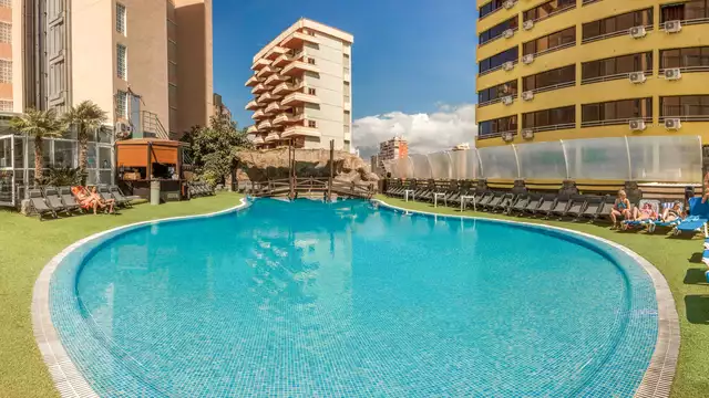 Fête à Benidorm : profitez de la formule tout compris dans un hôtel réservé aux adultes