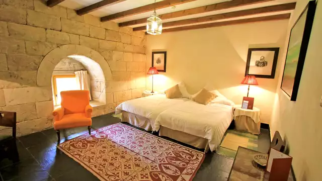 Romanticismo en un Castillo Medieval con botella de cava y en habitación superior