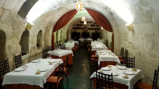 Romantisch uitje met gastronomisch diner in een middeleeuws kasteel tussen de wijngaarden