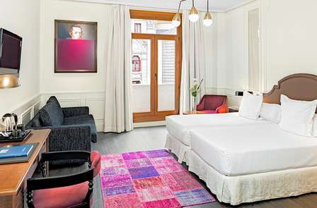 Escapade romantique avec fruits et chocolat dans la chambre d'un hôtel sur la Gran Vía de Madrid