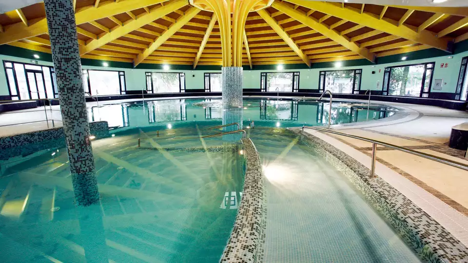Escapada con Masaje acceso a la piscina termal y coctel de bienvenida en el Balneario de Solares