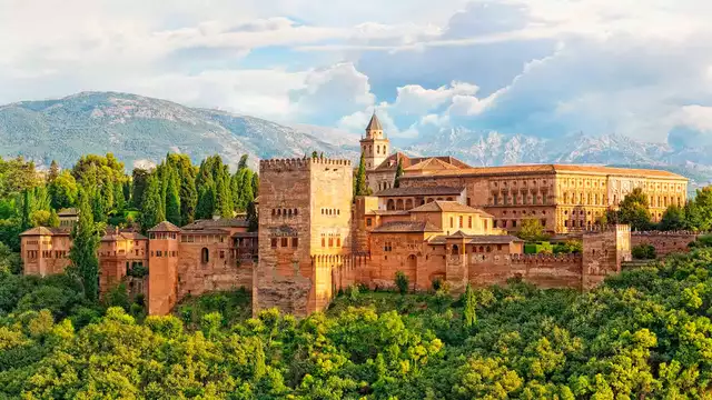 Romantisch uitje naar Granada met spa-circuit, bonbons en een fles mousserende wijn