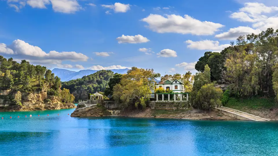 Descubre Ardales y el paisaje lleno de lagos y embalses que os rodean