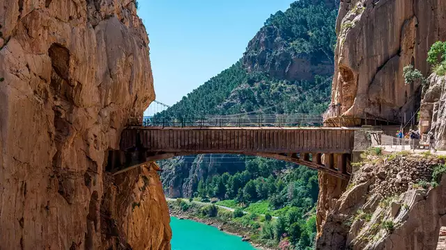 Descubre Ardales y el paisaje lleno de lagos y embalses que os rodean