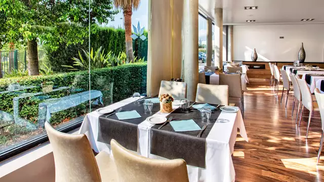 Escapade avec dîner, piscine intérieure et billets de casino près de Valence