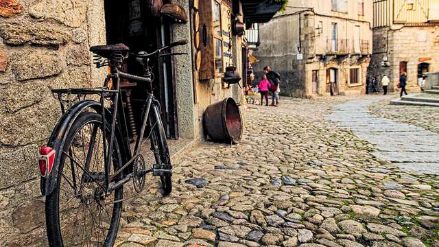 Escapada Romántica en la Alberca: Cena típica, cava y bombones en la habitación