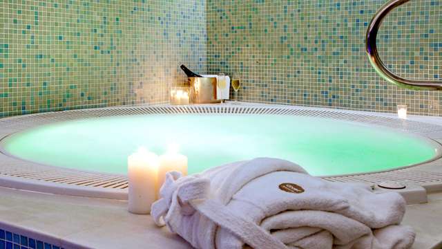 Escapada romántica con spa, cava, bombones, parking y salida tardía
