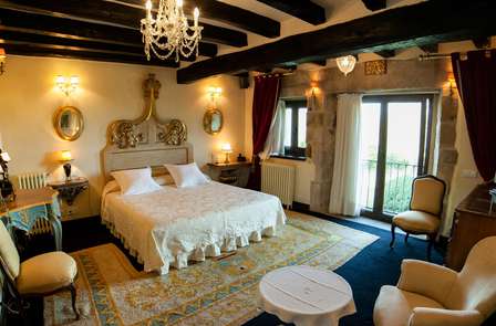 Escapada en couple dans une suite de luxe avec bain bouillonnant et cheminée près de la côte