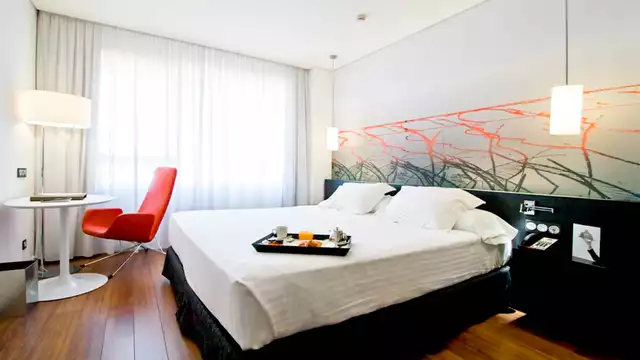 Escapada romántica con spa, cava, bombones, parking y salida tardía
