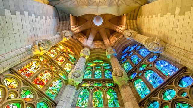 Descanso y contemporaneidad enfrente de la Sagrada Familia