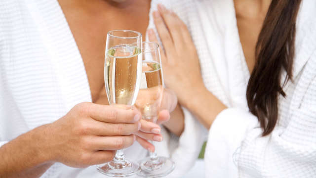 Especial Enamorados en Barcelona: Cena con bebidas, cava, frutas con chocolate y spa