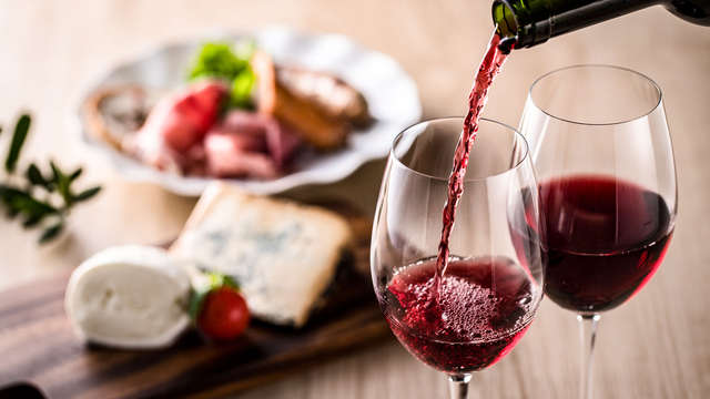 Escapada cerca de Trujillo con cena típica extremeña, tapas, vino y descuento en noches extras