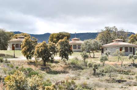 Desconexión y privacidad en una cabañita con cesta de desayuno y detalles románticos