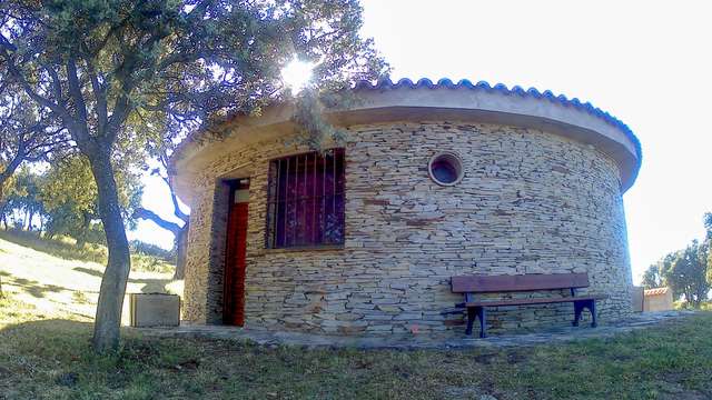 Desconexión y privacidad en una cabañita con desayuno y detalles románticos