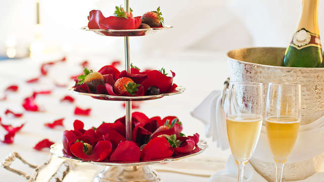 Detalle romántico: cava y frutas con chocolate