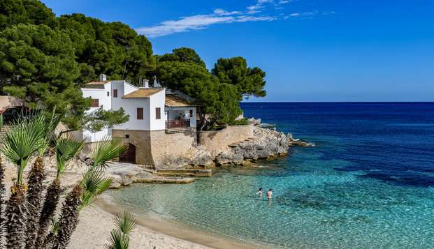 Alójate en un apartamento a pie de playa con cesta de desayuno incluida, en la bahía de Alcudia