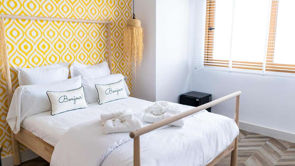 Alojate en habitacion deluxe con ambiente romantico en Peniscola