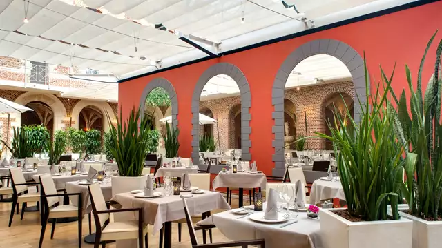 Romantiek en diner in een luxueuze ruimte met rode bakstenen in het hart van Rijsel