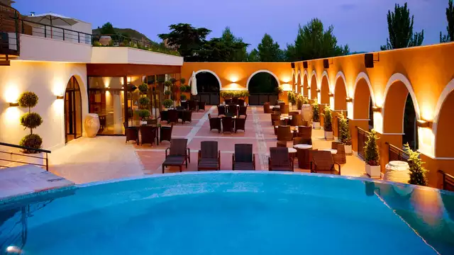 Escapada con acceso a los lagos naturales media pension y termas incluidas desde noches