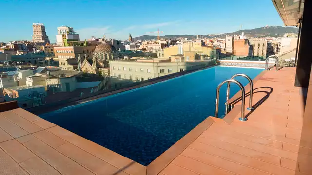 Découvrez Barcelone depuis une chambre avec vue sur la ville